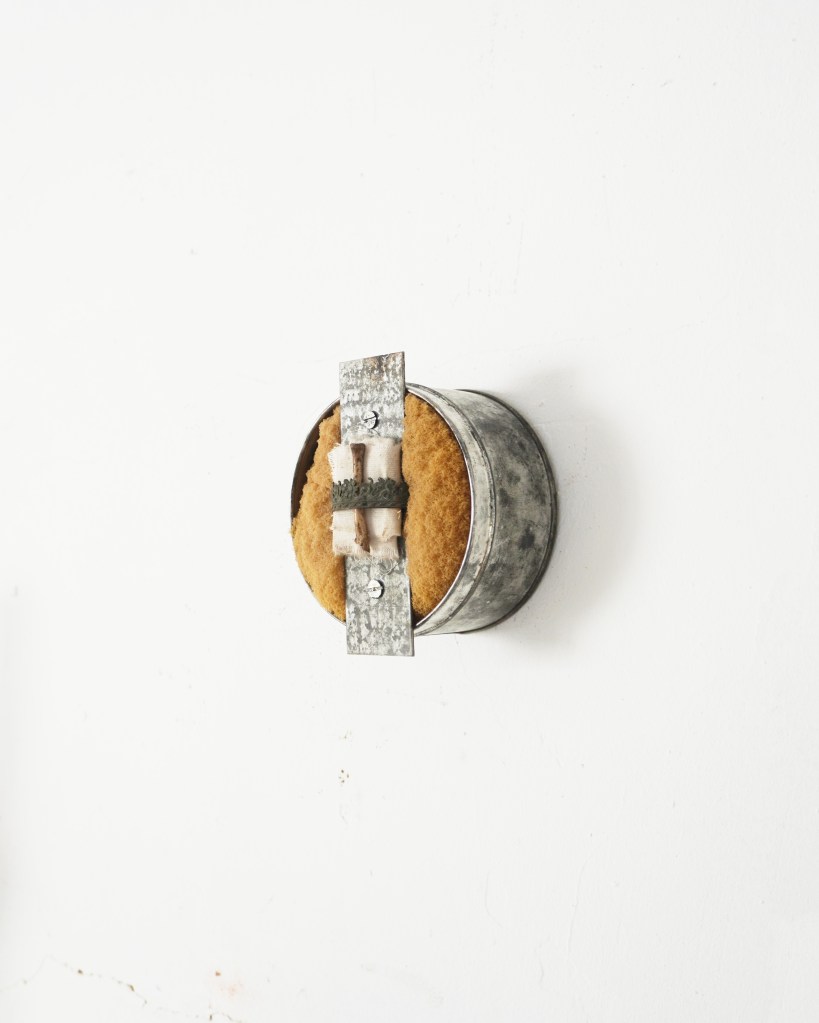 Archive(d) with small bone, round I